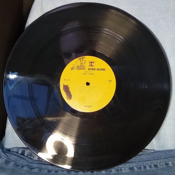 Neil Young Harvest 1972 Textured gatefold Vinyl record - Picture 4 of 5
